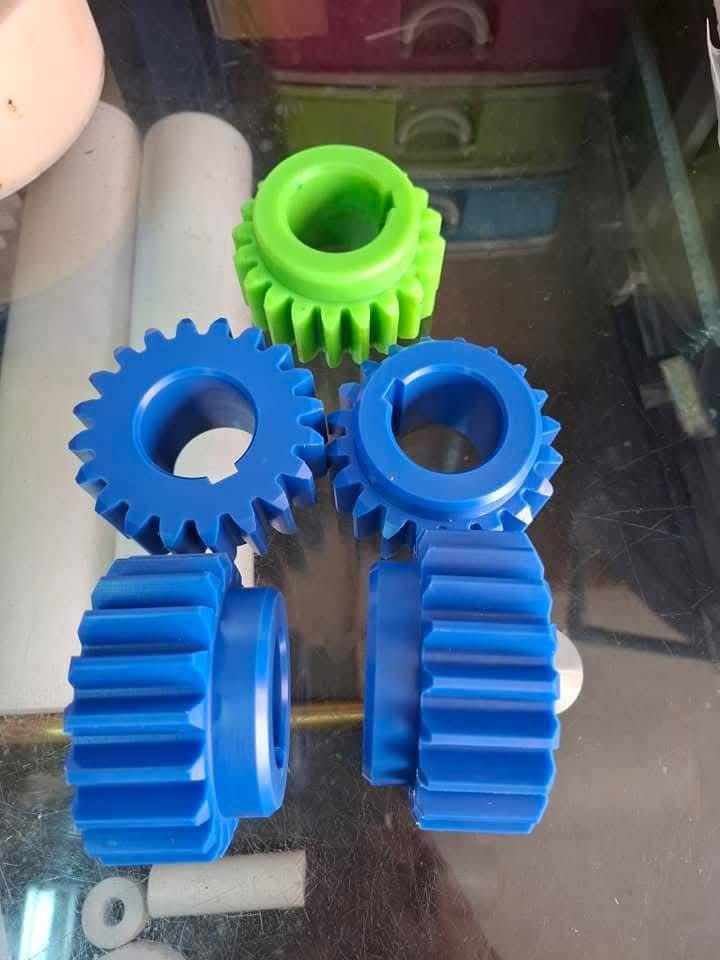 Colourful plastic gears in several sizes