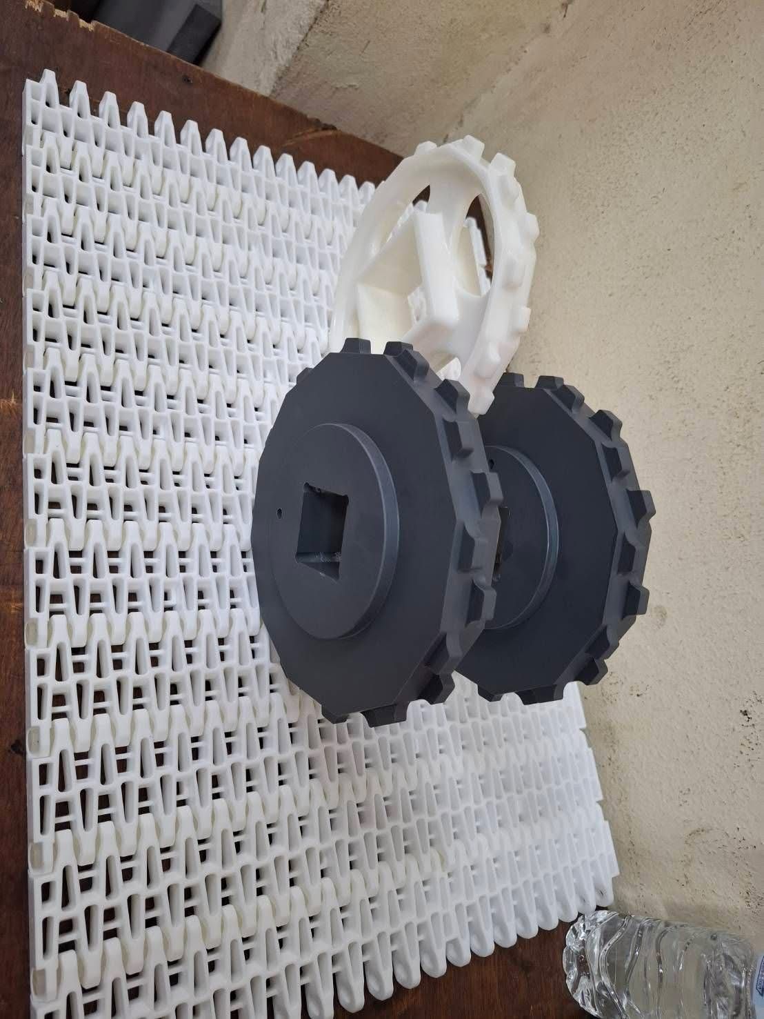 Plastic sprocket with modular conveyor belt